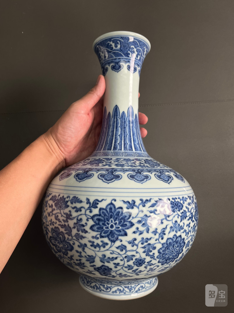 清乾隆  青花缠枝莲纹赏瓶 - 图11